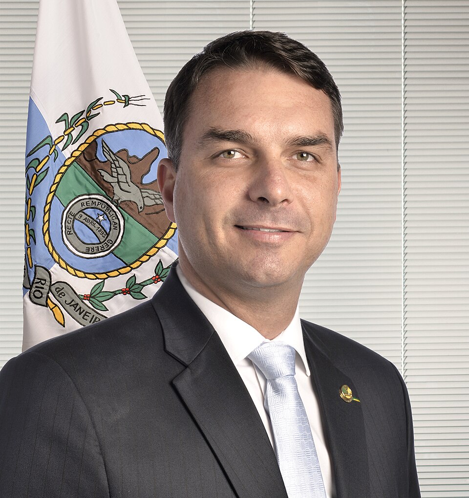 Argentina nega registro de entrada de Flávio Bolsonaro no país; Polícia Federal apura possível saída do Brasil